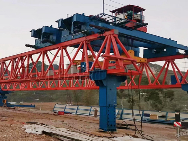 黑龙江牡丹江架桥机进行箱梁的架设
